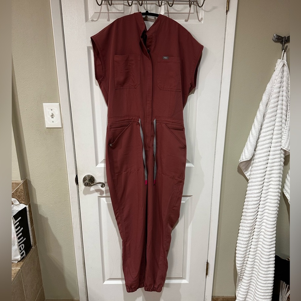 Figs Women’s Scrubs Jumpsuit (Med)